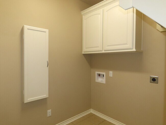 Building Photo - Extraordinary 3 Bedroom, 2 Bath Home in Southeast Tyler! Coming Soon!