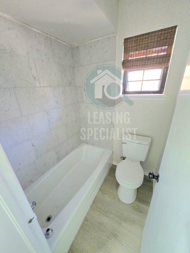 Building Photo - West Norman 2 Bed 1.5 Bath Fully Remodeled...