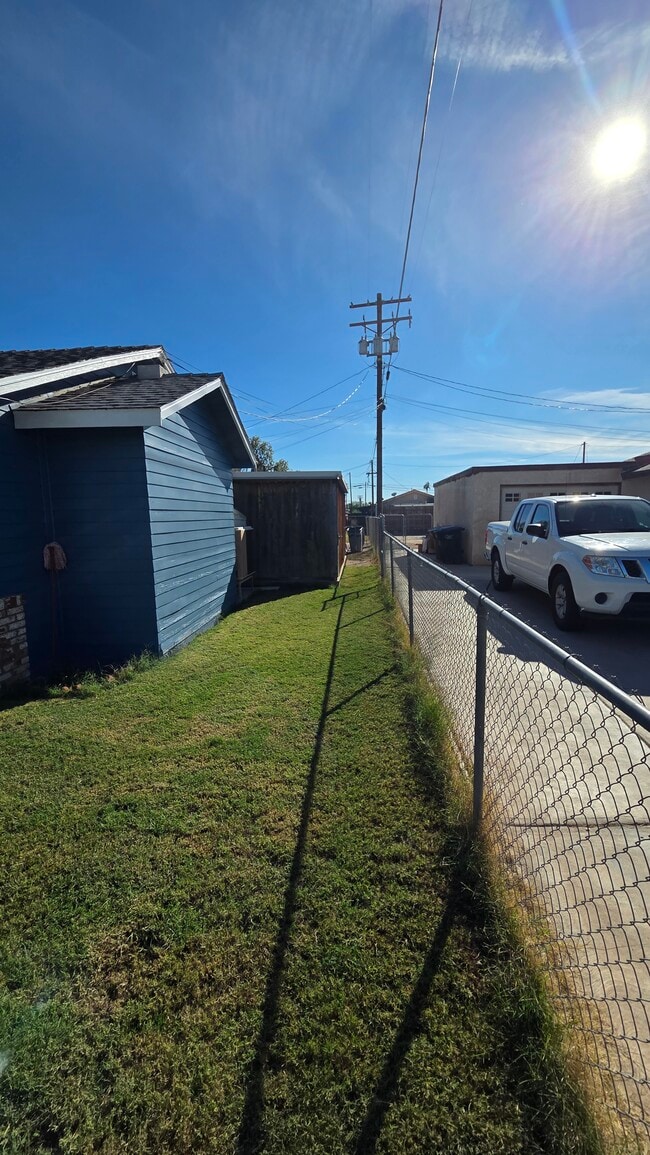 Building Photo - 310 W 10th St