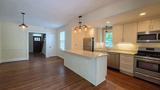 Building Photo - Charming Home in Del Ray