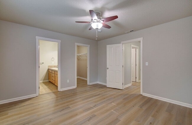 Building Photo - Charming 3 bd 2.5 ba Townhouse - Available Now!