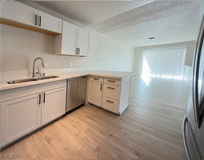 Building Photo - 6779 Pine Valley Dr