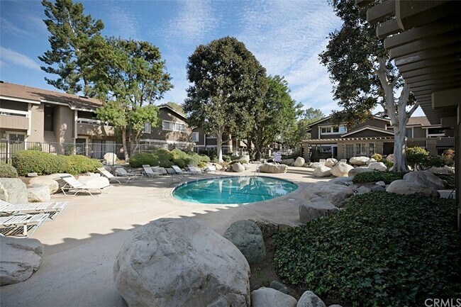 Building Photo - 323 Streamwood-