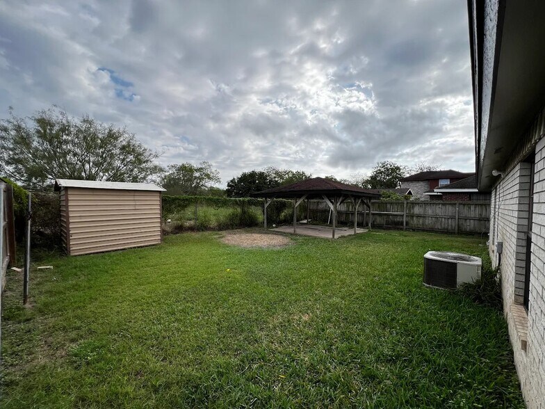 Building Photo - 5105 Villa Bonita St