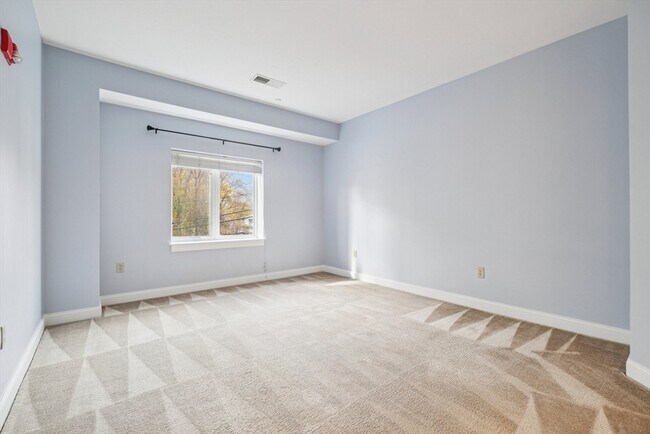 Building Photo - 527 Pawtucket St