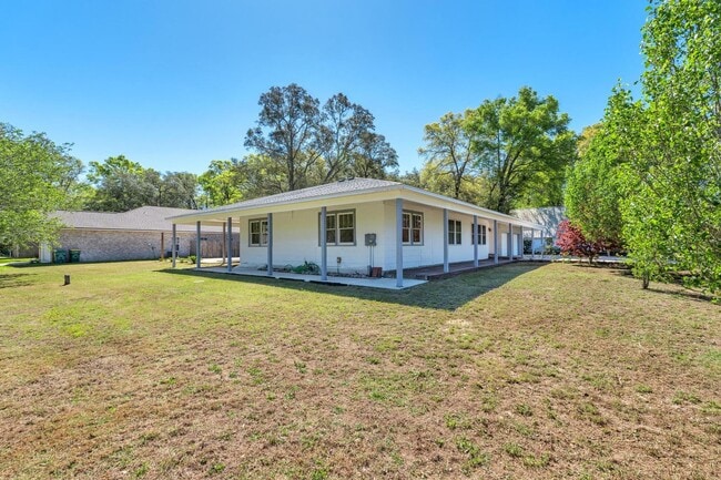 Building Photo - Charming home with large garage & attached...