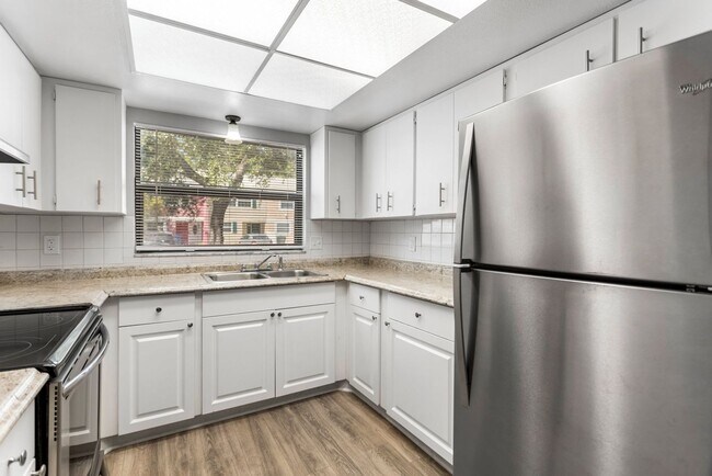 Building Photo - 2bedroom 1.5 Bath Town home ** January Ren...