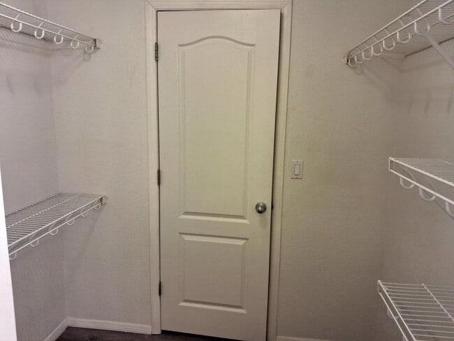 Building Photo - 985 E Mingus Ave