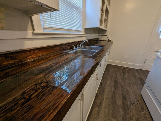 Building Photo - Newly Updated 2 bedroom home Near Downtown...