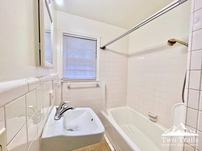 Building Photo - CHARMING 2/1.5 NEAR DOWNTOWN - WALKING DISTANCE TO PARDEE