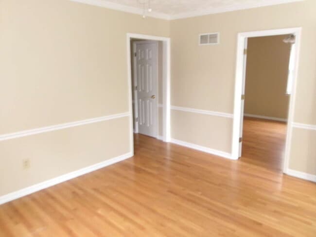 Building Photo - Charming & Updated Home Ready for Move-In