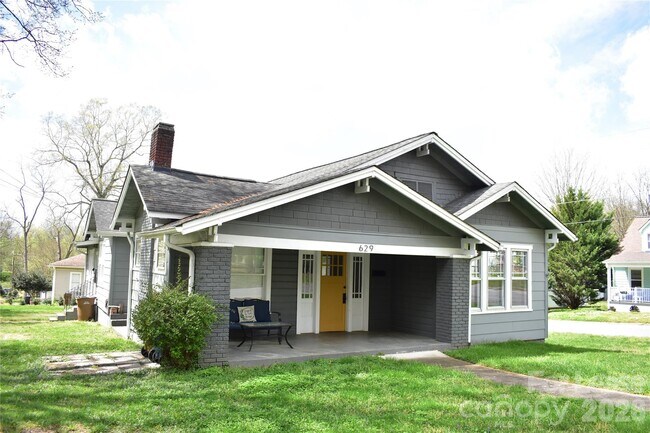 Building Photo - 629 N Cedar St