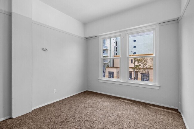 Building Photo - Lovely Hillcrest One bedroom apartment