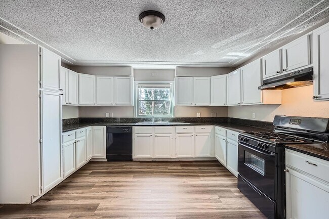 Building Photo - 707 Jenks Ave E