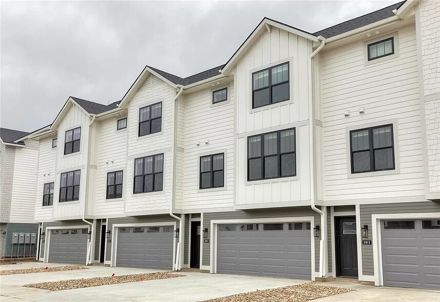 Building Photo - 2833 SW Prairie Trail Pky