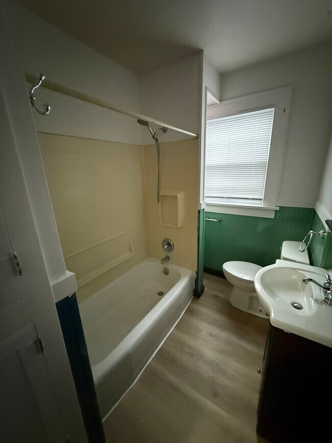 Building Photo - 1201 SW Garfield Ave