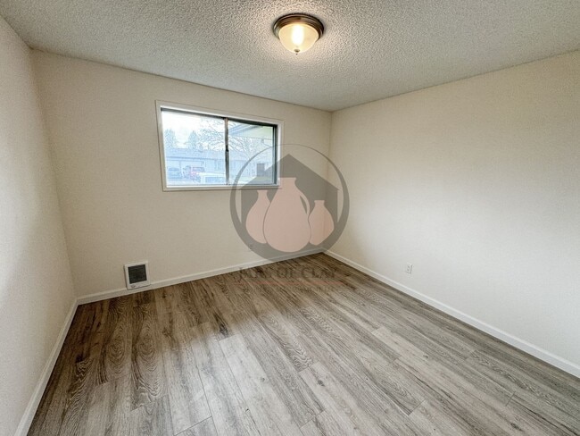 Building Photo - Beautifully Renovated Home -