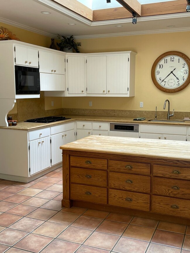 Building Photo - Spacious hilltop home, cul de sac location, fabulous views, Excellent Palo Alto Schools!