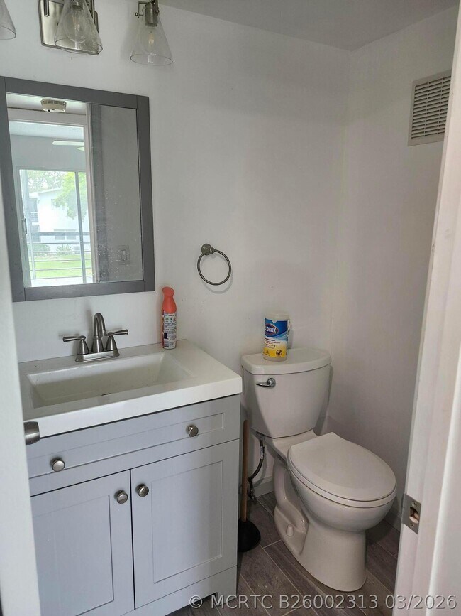 Building Photo - 272 Tilford M