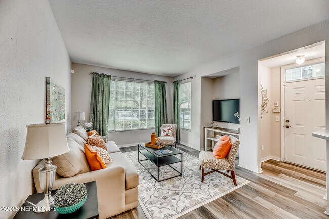 Building Photo - 13700 Richmond Park Dr N