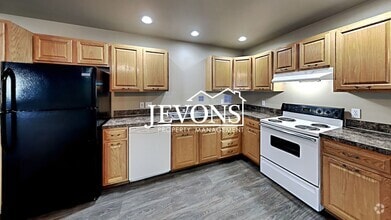 Building Photo - Beautiful duplex near I-823 with flexible ...
