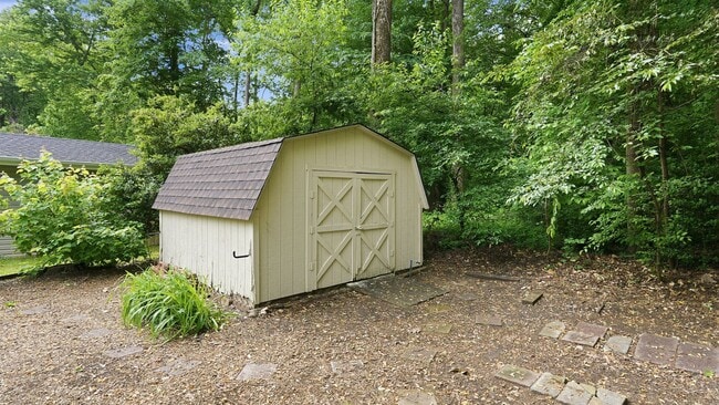 Building Photo - Newly Renovated 5 Bedroom Home With Country Porch!