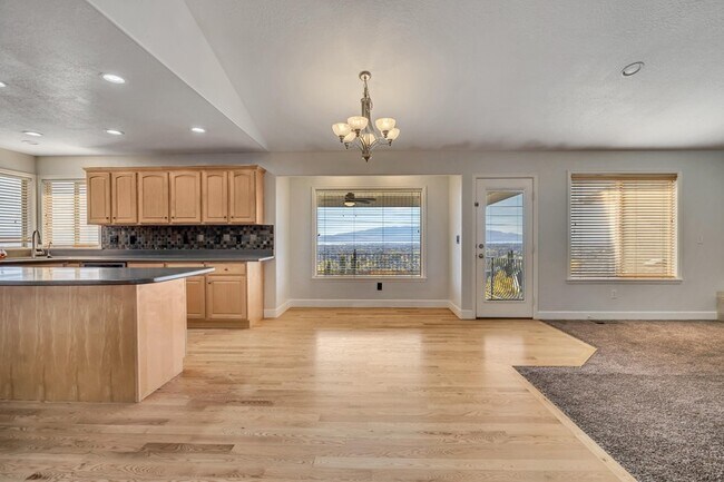 Building Photo - 8913 N Pine Hollow Dr