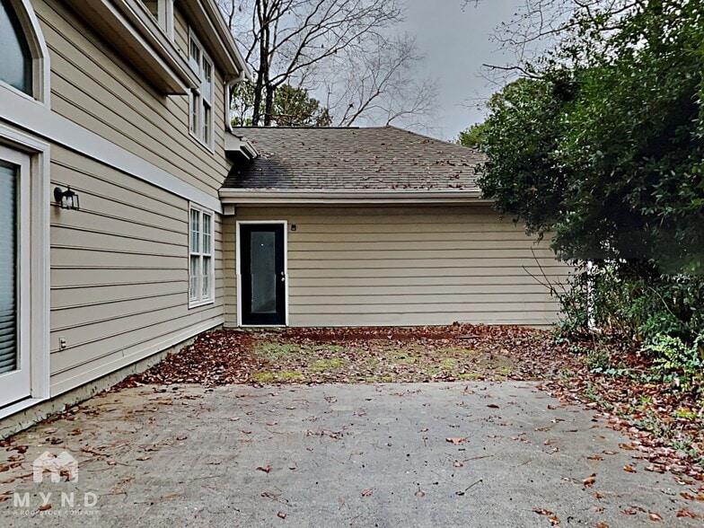 Building Photo - 4015 Golfview Dr