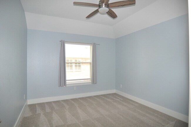 Building Photo - Stunning 4-2.5-2 with sparkling POOL in Gr...