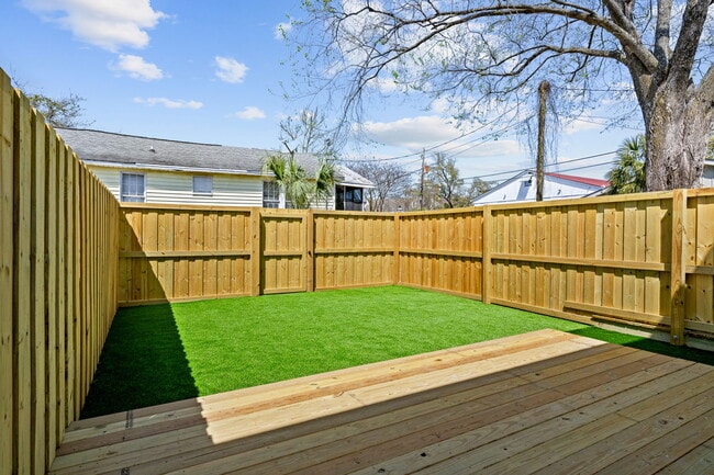 Building Photo - 40-40 Isabella St