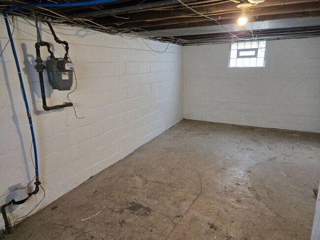 Building Photo - Charming 4-Bedroom Property in Prime Location