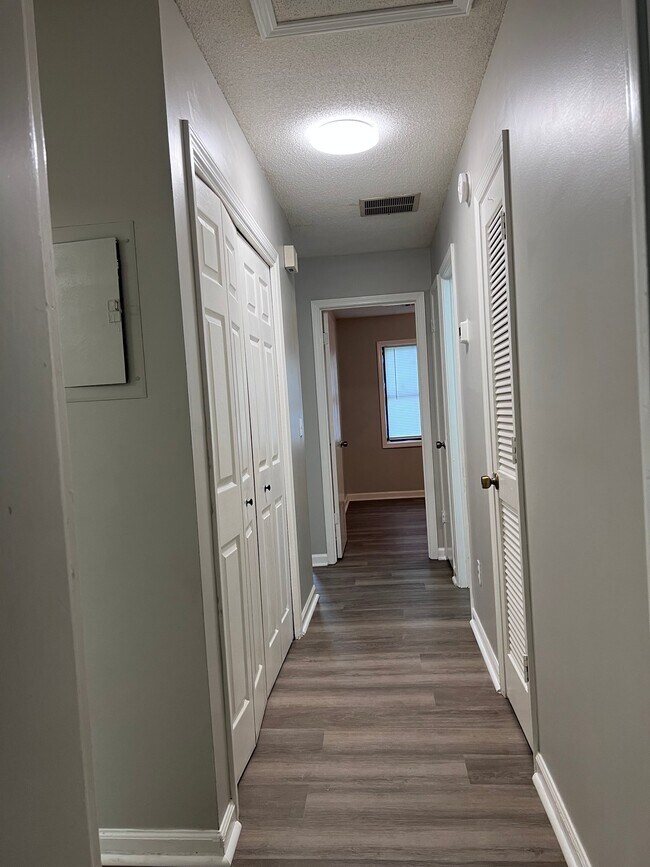 Building Photo - 4009 Hawthorne Cir