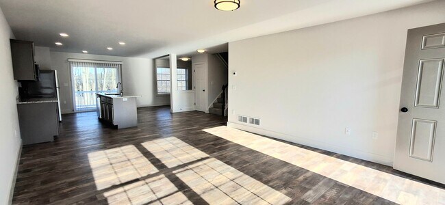 Building Photo - 3 Bedroom 2.5 Bathroom Available in Elizabethtown!