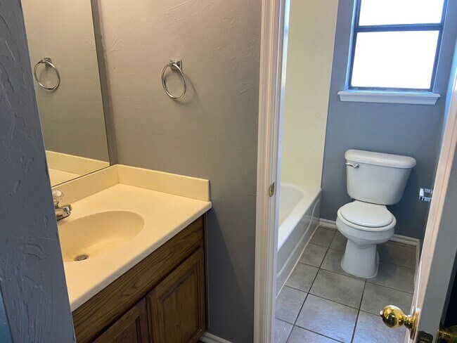 Building Photo - Large 3 Bed 3 Bath Home with an Office in ...
