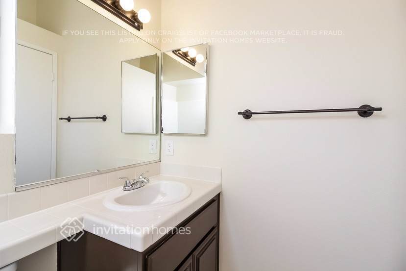 Building Photo - 45613 Clubhouse Dr