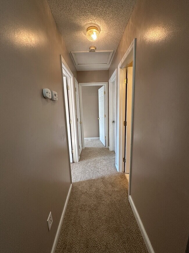 Building Photo - Great 4 Bedroom Home with Bonus Room In Country Club Estates-1112 Westmoreland Dr.