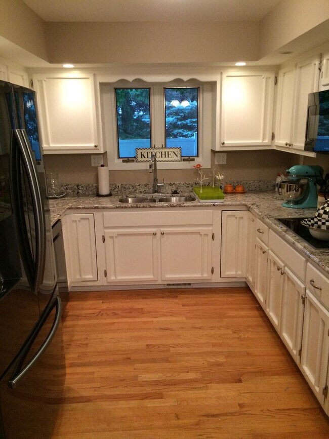 Building Photo - Beautiful, spacious 3 bedroom home in Savoy!