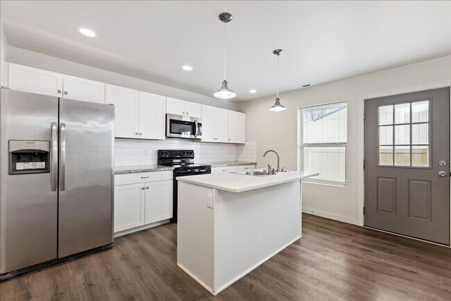 Building Photo - Like new 3 bedroom.