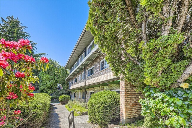 Building Photo - Charming 1bed/1bath Apartment Near Green Lake!
