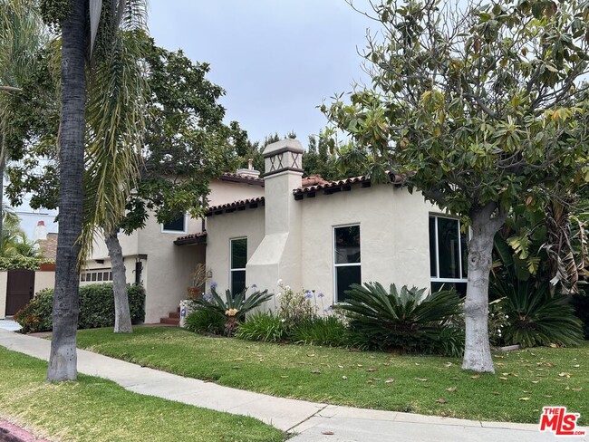 Building Photo - 1650 S Crest Dr