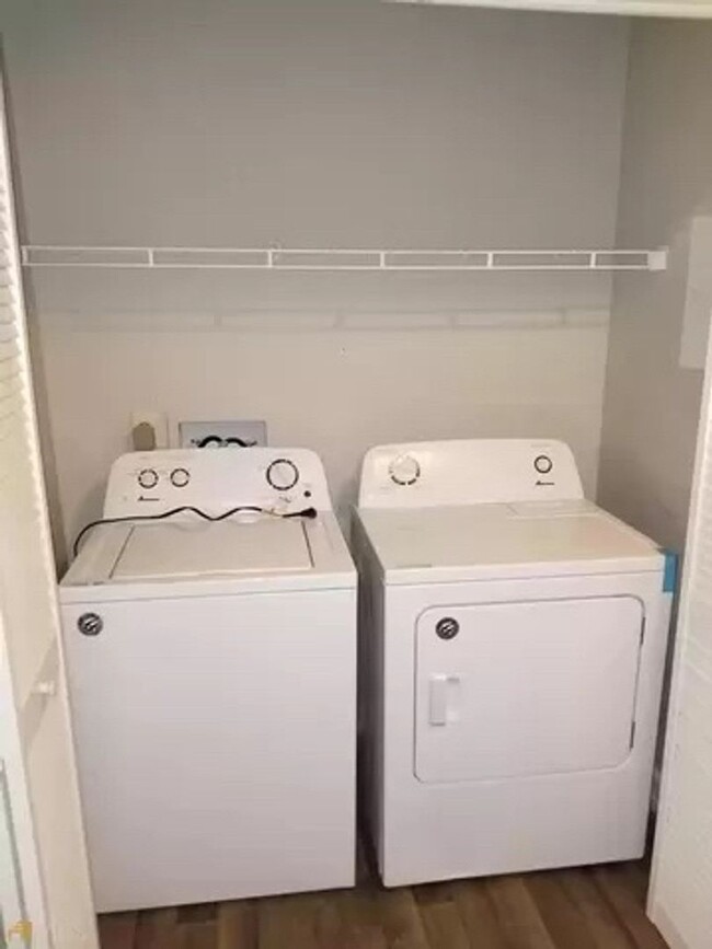 Building Photo - Room in 2 Bedroom Condo at Roberts Dr