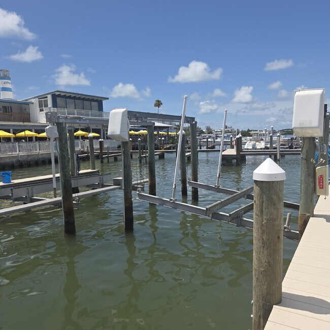 Building Photo - Gorgeous 2/2 condo at Indian Shores