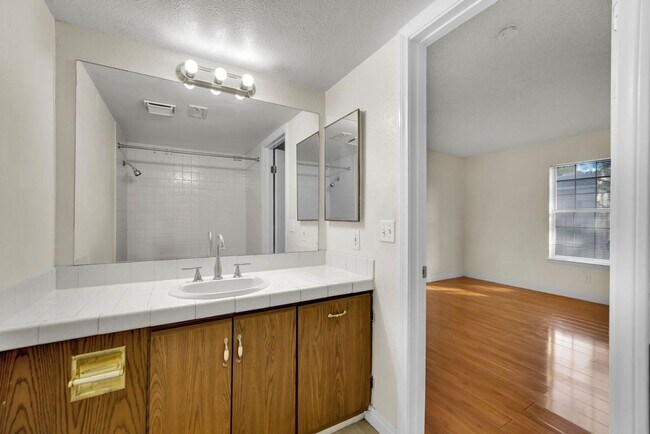 Building Photo - Very Nice 2bd/2ba Condo!! Gated Friendly Community w/ Pool!!