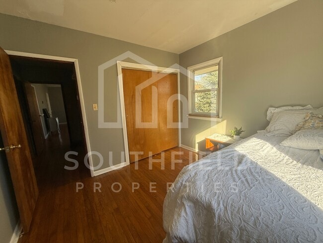 Building Photo - 5881 Elm St