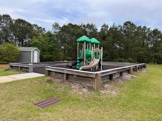 Building Photo - 4 Bedroom, 2.5 bath home in Mimosa Bay Com...