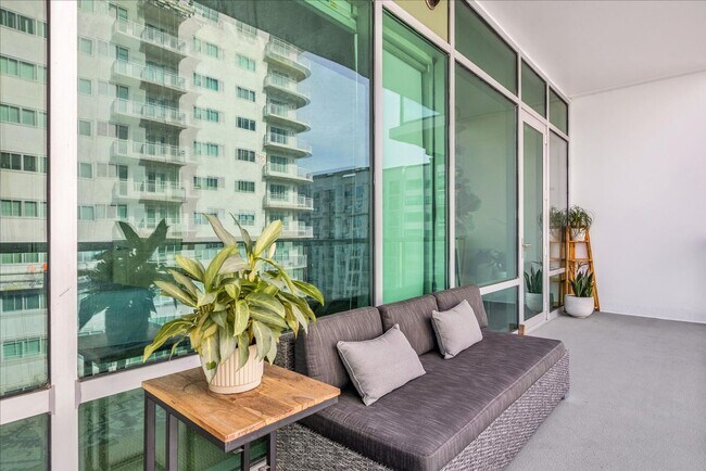 Building Photo - “Live Steps from Lake Eola in Thornton Park District”