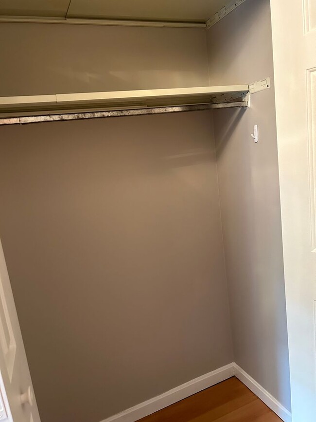 Building Photo - 2 bedroom 1.5 bath townhouse