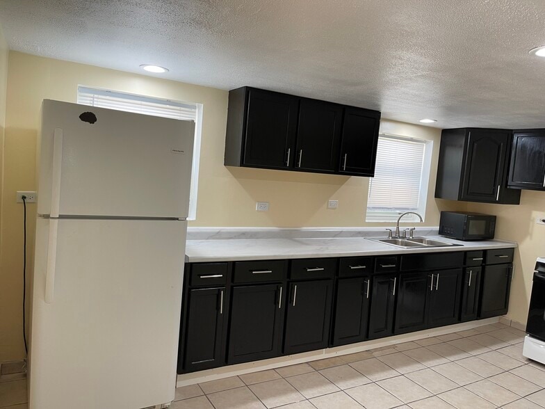 Kitchen Eat In - 6125 S Kilpatrick Ave