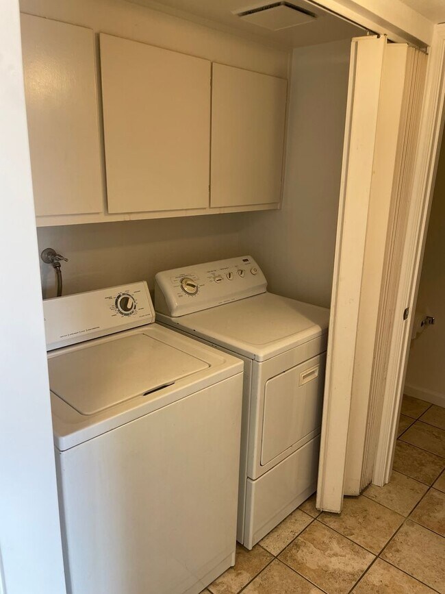 Building Photo - 3 Bedroom, 1.5 Bath Home in Parkway Neighborhood