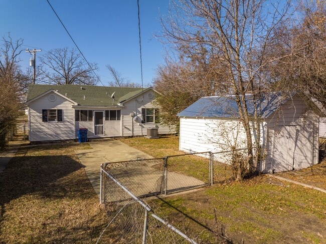 Building Photo - Freshly Updated House